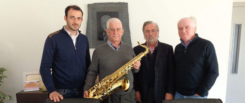 Benemérito oferece novo instrumento à Banda Musical de Arouca